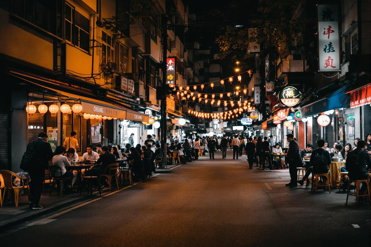 某城市深夜突发5.2级地震,当地居民深夜被震醒纷纷跑出家门 - 黑料不 某城市深夜突发5.2级地震居民街头避险的社会新闻配图